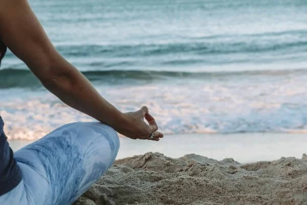 Séance de Hatha Yoga en extérieur pendant la retraite