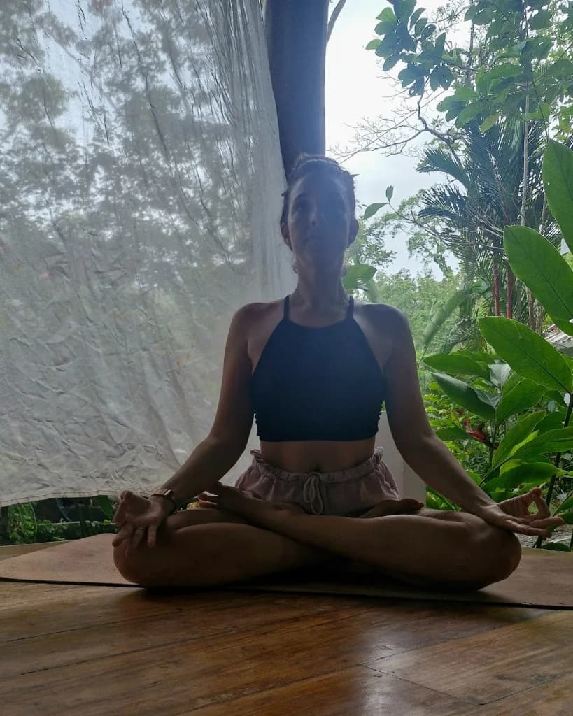 Marine en lotus sur la terrasse en bois, en méditation